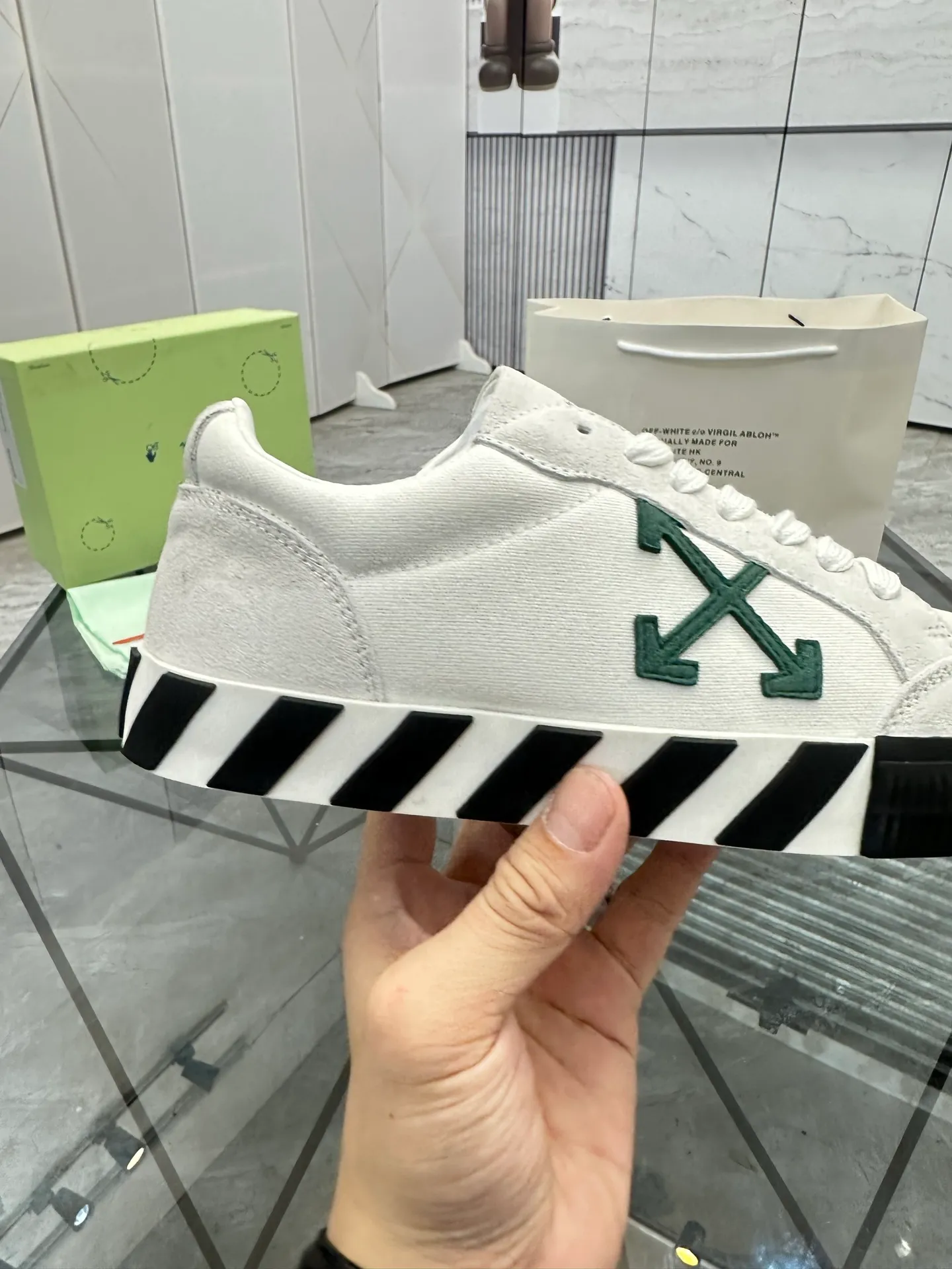 Selling men's shoes 💰: 💰P440¥ Product trademark: OFF WHITE * "OFF WHITE*" low-top casual shoes Regular size: 35-45 (can be customized to 46) Couple style Product materials: imported nubuck leather upper spliced ​​with original fabric, breathable lining, original outsole. No.: H203